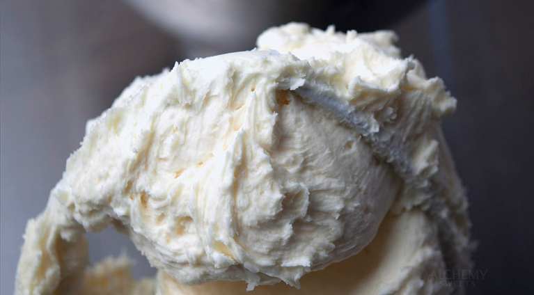 Easy American Buttercream Recipe for Flower Piping